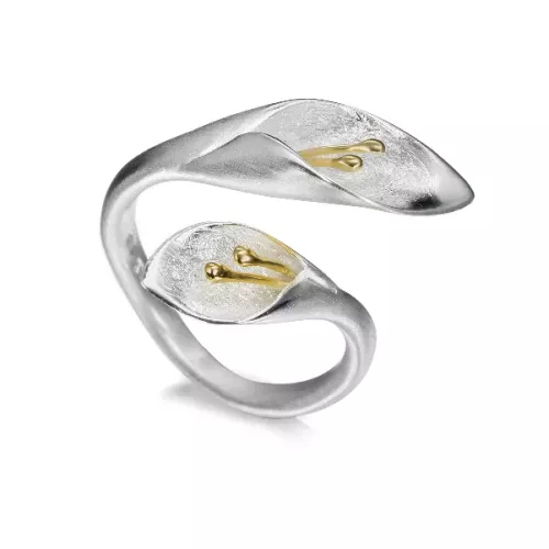 Offener Ring im Blumendesign aus 925er Silber mit einem Zierelement aus vergoldetem Silber. Passend dazu: Halskette und Ohrringe