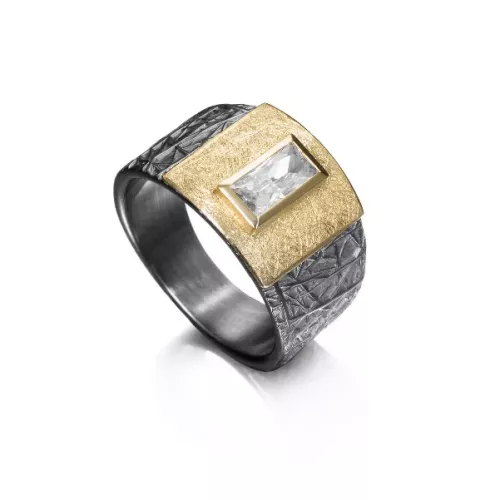 Ring aus oxidiertem 925er Silber, vergoldet, mit einem 8x4 mm großen Zirkonia