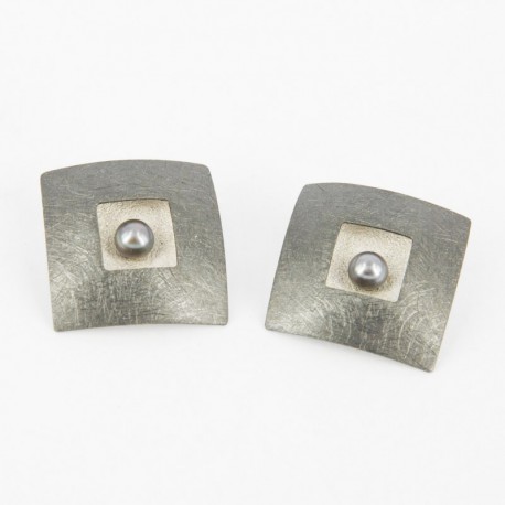 Pendientes de clip de Plata con baño de ruthenio y perla negra. Forma cuadrada  28 x 28 mm - 25314